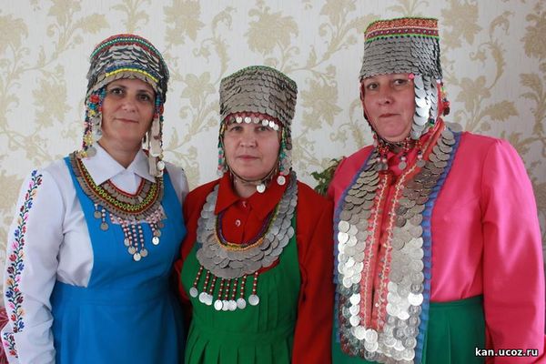 На свадьбе в чувашском народном наряде